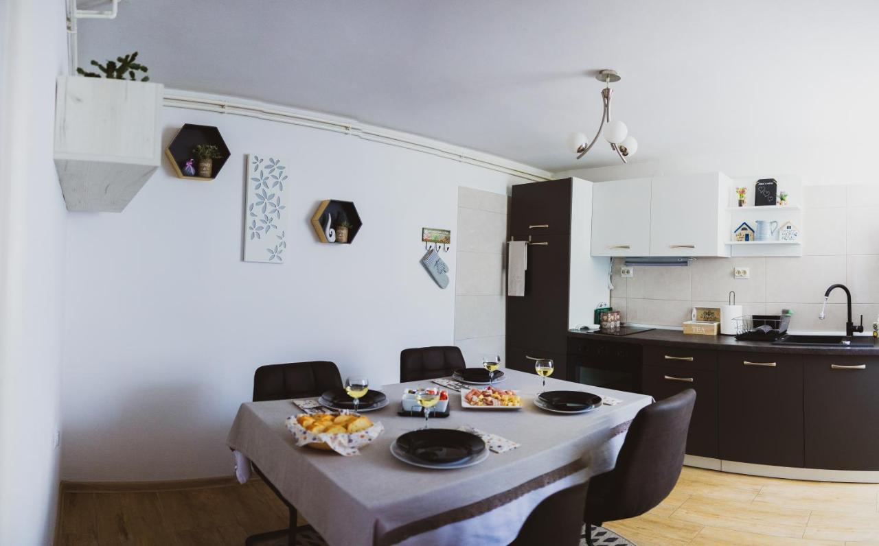 Soba I Apartman Dula โอกูลิน ภายนอก รูปภาพ